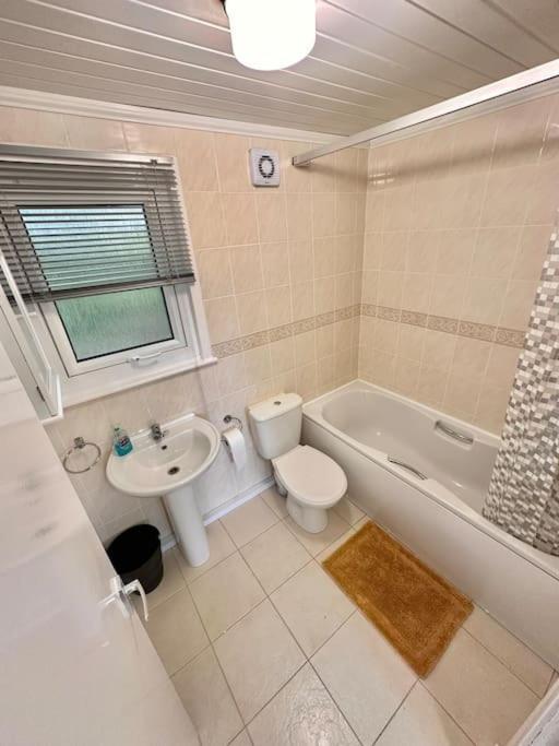 Semi-Detached 1-Bedroom Chalet Uddingston Esterno foto