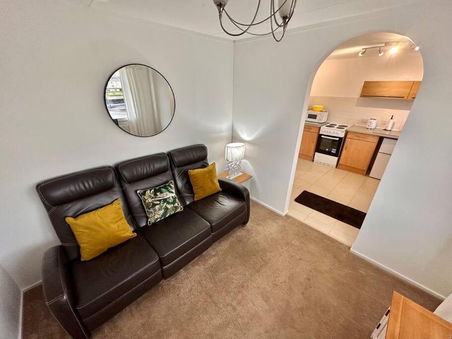 Semi-Detached 1-Bedroom Chalet Uddingston Esterno foto