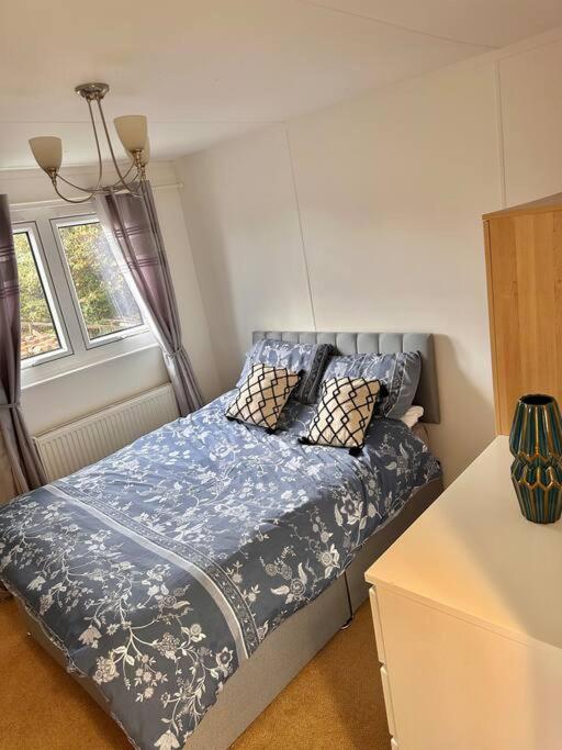 Semi-Detached 1-Bedroom Chalet Uddingston Esterno foto