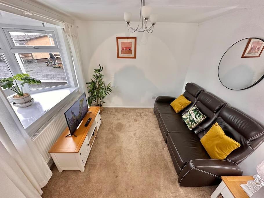 Semi-Detached 1-Bedroom Chalet Uddingston Esterno foto