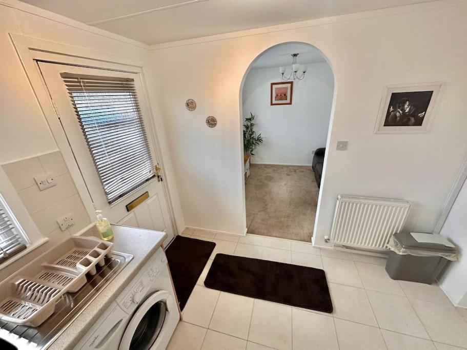 Semi-Detached 1-Bedroom Chalet Uddingston Esterno foto
