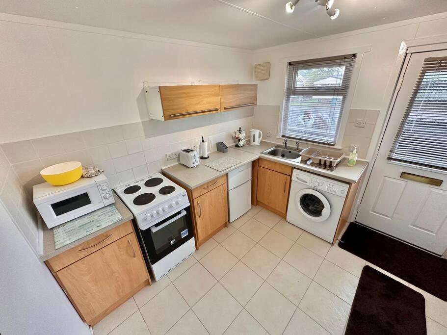 Semi-Detached 1-Bedroom Chalet Uddingston Esterno foto