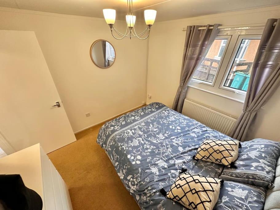Semi-Detached 1-Bedroom Chalet Uddingston Esterno foto